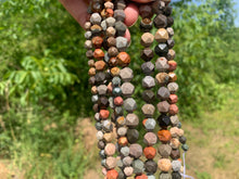 Charger l'image dans la galerie, Perles en jaspe polychrome, forme diamant entre 6 et 10mm