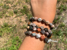 Charger l'image dans la galerie, Perles en jaspe polychrome, forme diamant entre 6 et 10mm