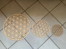 Charger l'image dans la galerie, Fleurs de vie ronde en bois