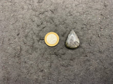 Charger l'image dans la galerie, VENDU Quartz avec inclusions de graphite 1
