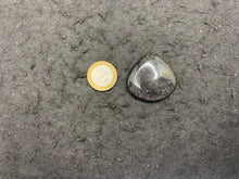 Charger l'image dans la galerie, Quartz avec inclusions de graphite 9