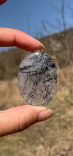 Charger l'image dans la galerie, VENDU Quartz avec inclusions de tourmaline 2