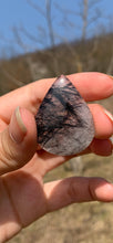 Charger l'image dans la galerie, VENDU Quartz avec inclusions de tourmaline 6