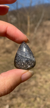 Charger l'image dans la galerie, VENDU Quartz avec inclusions de graphite 1