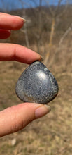 Charger l'image dans la galerie, Quartz avec inclusions de graphite 4