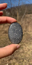 Charger l'image dans la galerie, VENDU Quartz avec inclusions de graphite 6