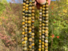 Charger l'image dans la galerie, Perles en jaspe bumblebee entre 6 et 8mm