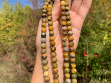 Charger l'image dans la galerie, Perles en jaspe bumblebee entre 6 et 8mm