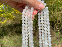 Charger l'image dans la galerie, Perles en pierre de lune blanche entre 6 et 12mm PLBU