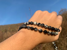 Charger l'image dans la galerie, Perles en jaspe zebré noir, forme diamant entre 6 et 10mm