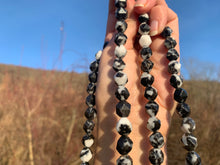 Charger l'image dans la galerie, Perles en jaspe zebré noir, forme diamant entre 6 et 10mm