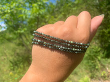 Charger l'image dans la galerie, Perles en séraphinite, rond facetté 3mm