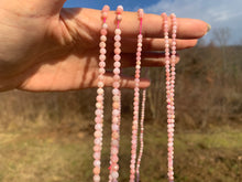 Charger l'image dans la galerie, Perles en opale commune rose facettées entre 2,5 et 4mm