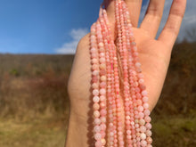 Charger l'image dans la galerie, Perles en opale commune rose facettées entre 2,5 et 4mm