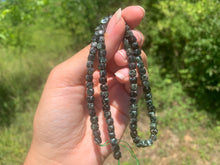 Charger l'image dans la galerie, Perles en séraphinite, forme carré