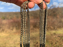 Charger l'image dans la galerie, Perles en pyrite facettées entre 2,5 et 4mm