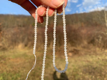 Charger l'image dans la galerie, Perles en pierre de lune blanche facettées entre 2 et 4,5mm
