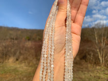 Charger l'image dans la galerie, Perles en pierre de lune blanche facettées entre 2 et 4,5mm