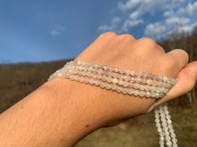 Charger l'image dans la galerie, Perles en pierre de lune blanche facettées entre 2 et 4,5mm