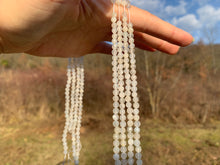 Charger l'image dans la galerie, Perles en pierre de lune blanche facettées entre 2 et 4,5mm