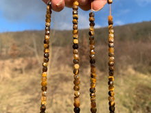 Charger l'image dans la galerie, Perles en oeil de tigre, forme carré