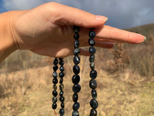 Charger l'image dans la galerie, Perles en oeil de tigre mélangé avec de l'oeil de faucon, forme petit galet