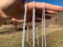 Charger l'image dans la galerie, Perles en labradorite blanche facettée entre 2 et 5mm