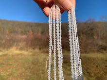 Charger l'image dans la galerie, Perles en labradorite blanche facettée entre 2 et 5mm
