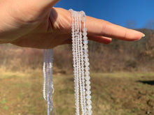 Charger l'image dans la galerie, Perles en labradorite blanche facettée entre 2 et 5mm