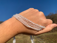 Charger l'image dans la galerie, Perles en labradorite blanche facettée entre 2 et 5mm