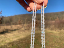 Charger l'image dans la galerie, Perles en labradorite blanche facettée entre 2 et 5mm