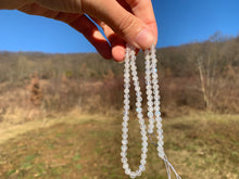 Charger l'image dans la galerie, Perles en labradorite blanche facettée entre 2 et 5mm