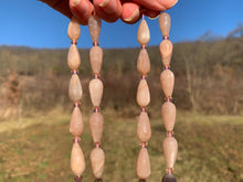 Charger l'image dans la galerie, Perles en pierre de lune pêche, forme goutte facettée