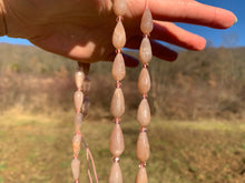 Charger l'image dans la galerie, Perles en pierre de lune pêche, forme goutte facettée