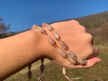 Charger l'image dans la galerie, Perles en pierre de lune pêche, forme goutte facettée