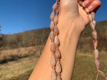 Charger l'image dans la galerie, Perles en pierre de lune pêche, forme goutte facettée