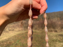 Charger l'image dans la galerie, Perles en pierre de lune pêche, forme goutte facettée