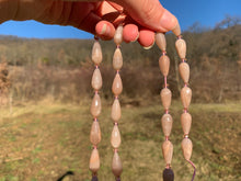 Charger l'image dans la galerie, Perles en pierre de lune pêche, forme goutte facettée