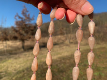 Charger l'image dans la galerie, Perles en pierre de lune pêche, forme goutte facettée