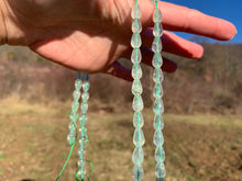 Charger l'image dans la galerie, Perles en prehnite, forme goutte