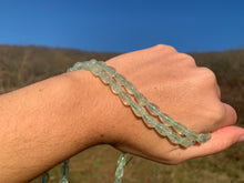 Charger l'image dans la galerie, Perles en prehnite, forme goutte