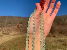 Charger l'image dans la galerie, Perles en prehnite, forme goutte