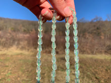 Charger l'image dans la galerie, Perles en prehnite, forme goutte