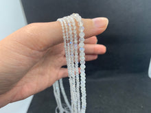 Charger l'image dans la galerie, Perles en labradorite blanche facettée entre 2 et 5mm