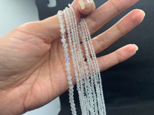 Charger l'image dans la galerie, Perles en labradorite blanche facettée entre 2 et 5mm