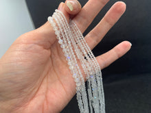 Charger l'image dans la galerie, Perles en labradorite blanche facettée entre 2 et 5mm