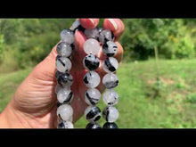 Charger et lire la vidéo dans la visionneuse de la Galerie, Perles en quartz avec inclusions de tourmaline entre 4 et 12mm, QTU