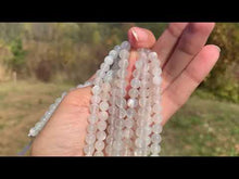 Charger et lire la vidéo dans la visionneuse de la Galerie, Perles en pierre de lune blanche entre 6 et 10mm PLBT