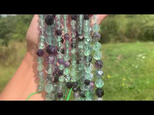 Charger et lire la vidéo dans la visionneuse de la Galerie, Perles en fluorite / fluorine forme diamant entre 6 et 10mm