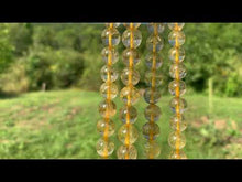 Charger et lire la vidéo dans la visionneuse de la Galerie, Perles en quartz à inclusions de rutile entre 6 et 12mm QRD